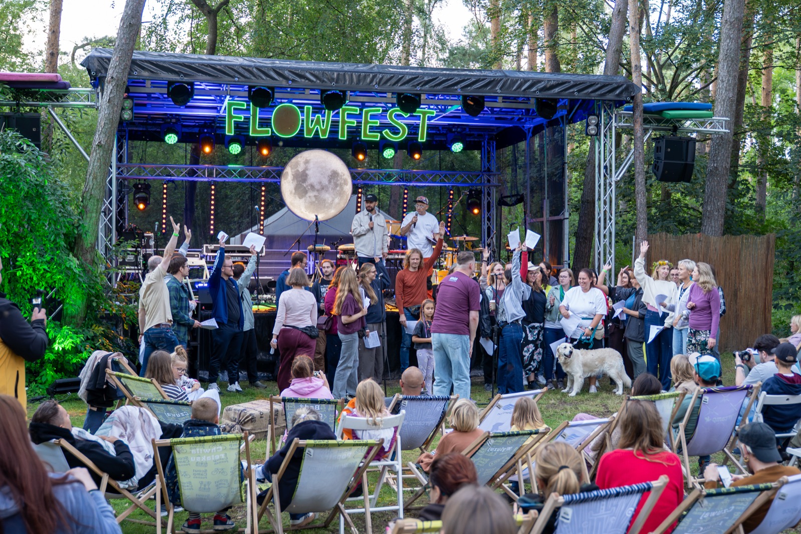 Scena FlowFest za dnia, publiczność na leżakach