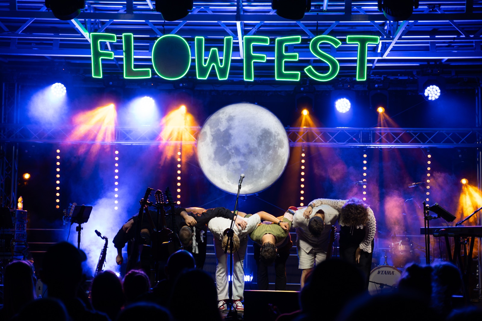 Scena FlowFest nocą w niebieskim świetle