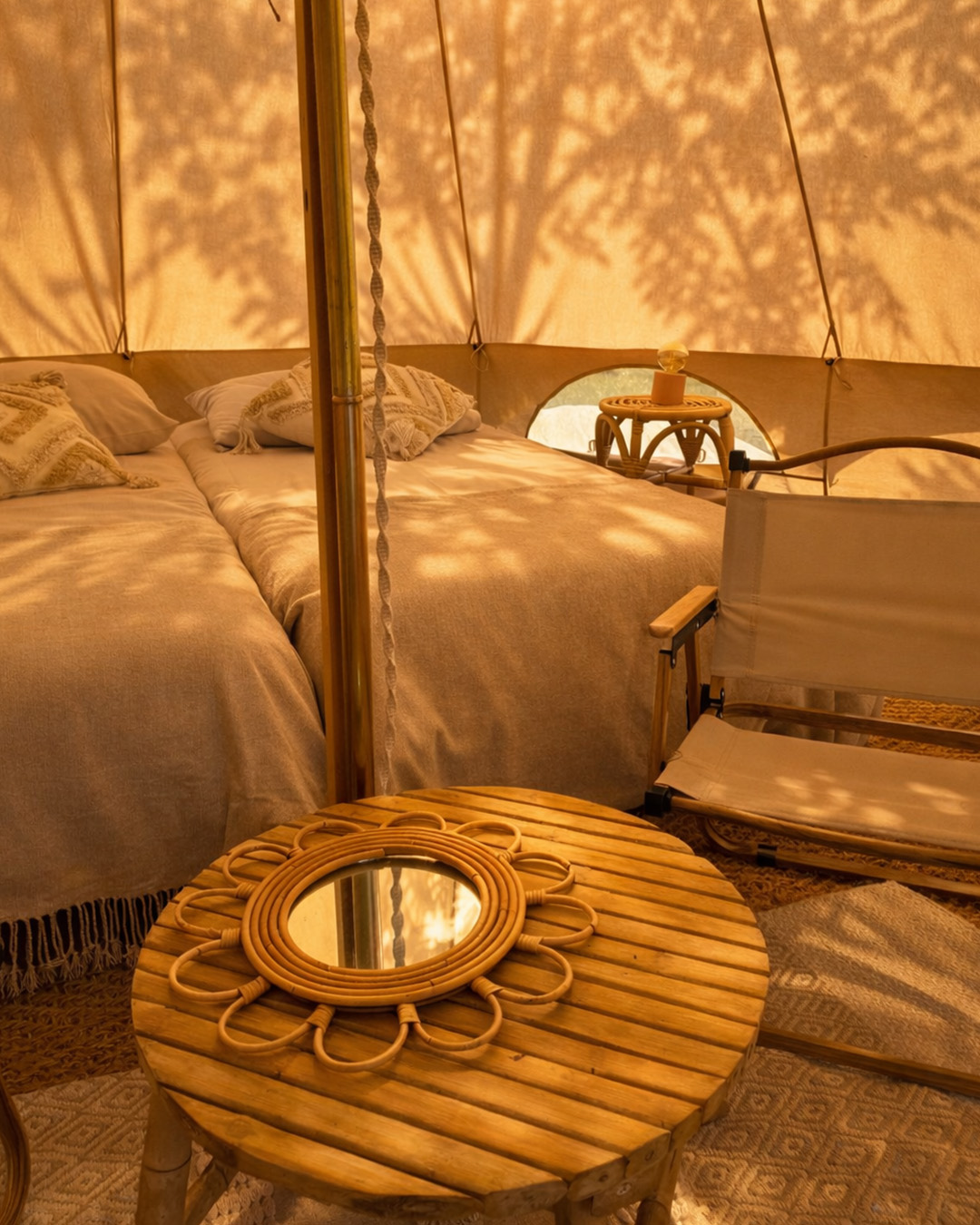 Stolik i łóżko w namiocie glampingowym