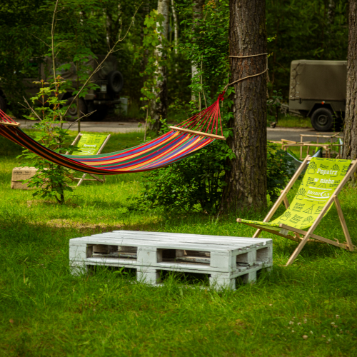 Hamak między drzewami i leżaki w lesie