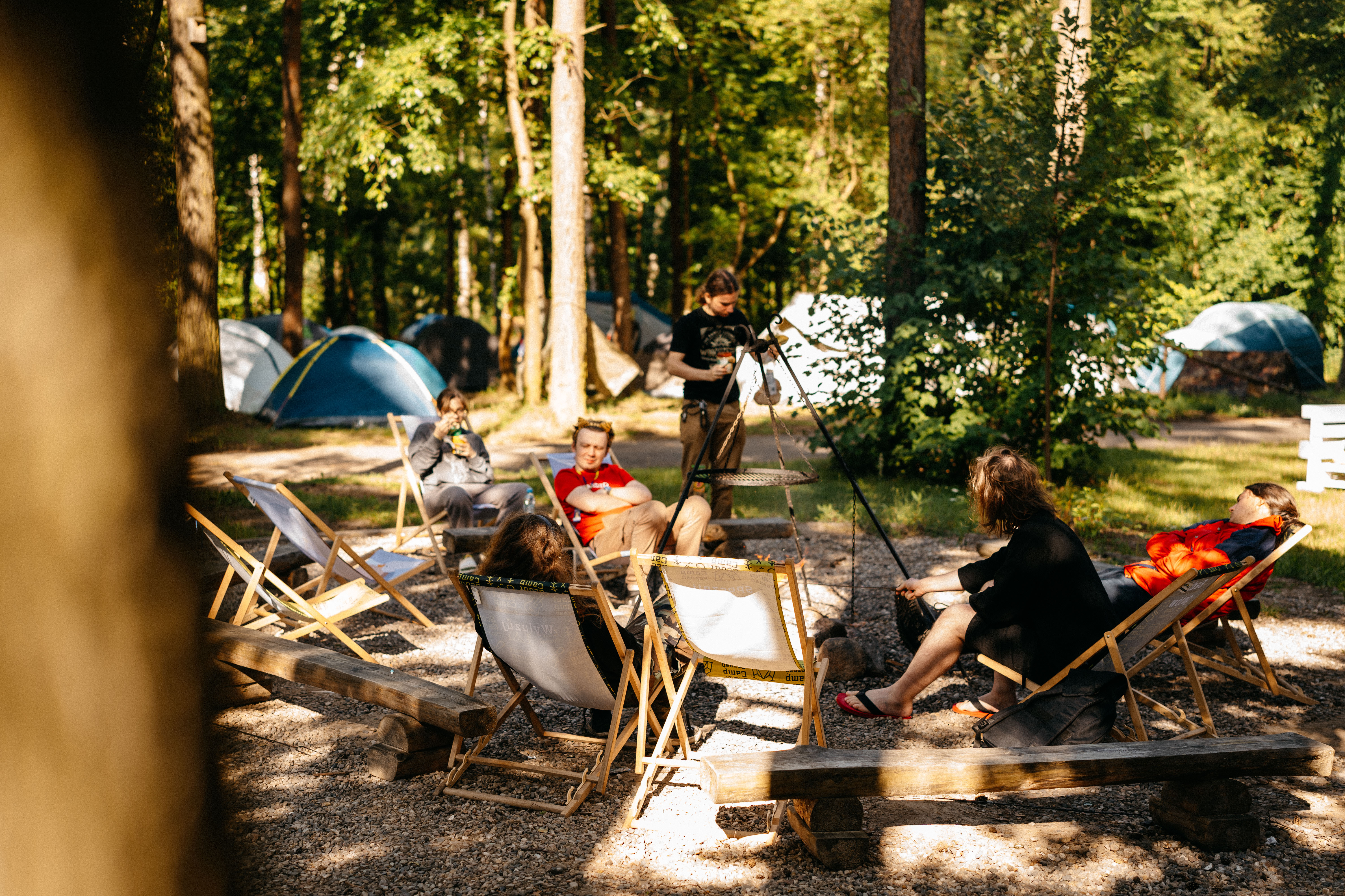 Namiot gwiaździsty w lesie, zachodzące słońce przez sosny